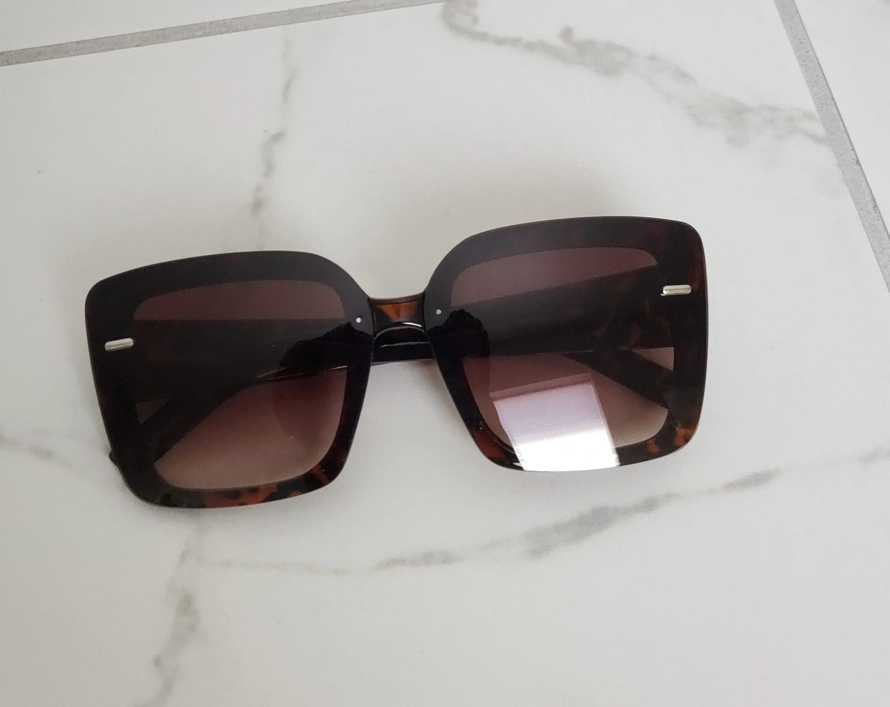 DESIGNER SQUARE RIMLESS SUNGLASSES