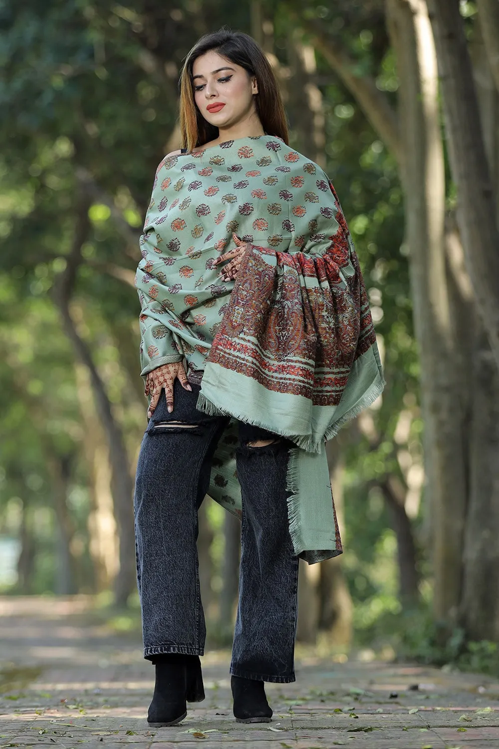 GREEN COLOUR KANI SHAWL WORK DEFINES ROYAL AND LUXURIOUS EXTREMELY COMFORTABLE FOR ALL EVENTS